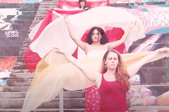 Um trabalho coletivo com várias vozes, corpos e talentos unidos para trazer a beleza da força feminina.